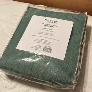 NWT 3 Piece Queen Quilt Set